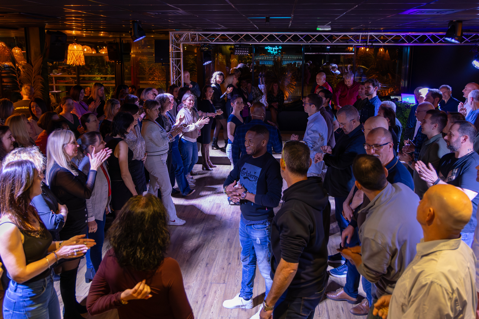 Piste comble et festive lors d'une soirée Konpa, Zouk & Gouyad au TripleFive